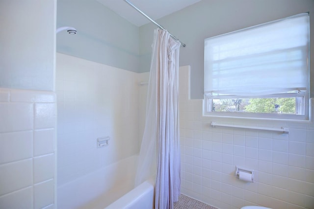 2816 Fairmount Ave, Lakeland, FL 33803 - full bathroom featuring shower / bathtub combination with curtain, tile walls, and tile patterned floors