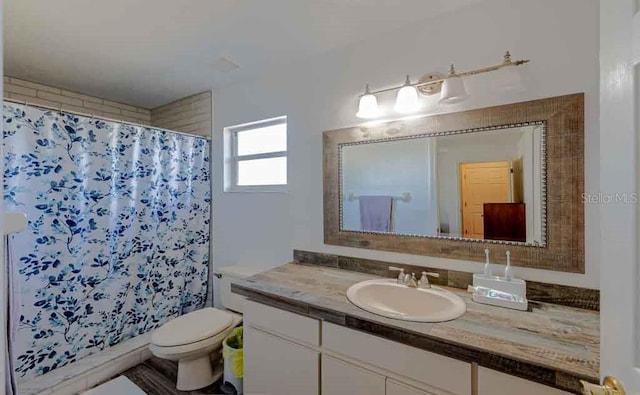 720 Cedar Knoll Dr N, Lakeland, FL 33809 - bathroom with vanity, toilet, and curtained shower