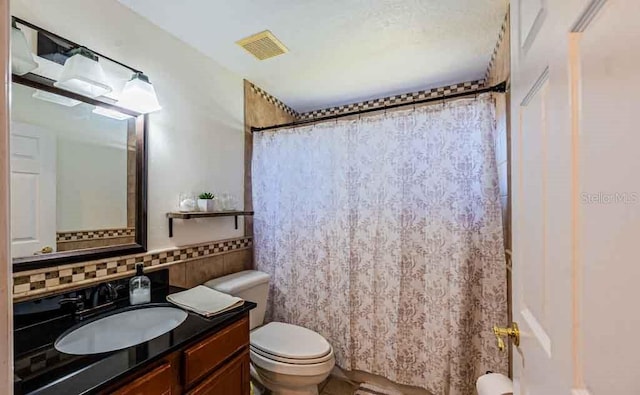 720 Cedar Knoll Dr N, Lakeland, FL 33809 - full bath featuring tile walls, visible vents, toilet, vanity, and a shower with curtain