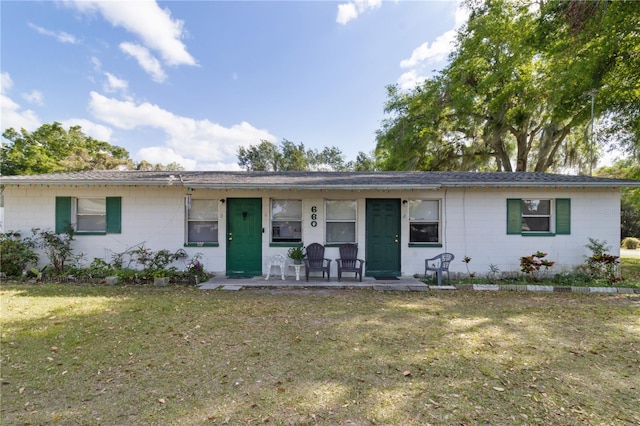 658, 660, 662 24th St NW, Winter Haven, FL 33880 - ranch-style home with concrete block siding, a front yard, and covered porch