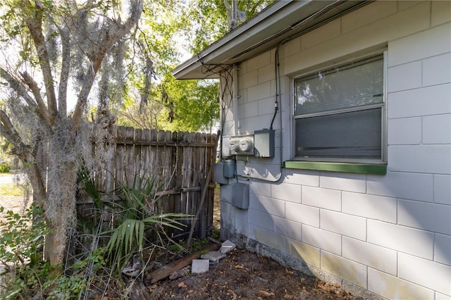 658, 660, 662 24th St NW, Winter Haven, FL 33880 - view of property exterior with concrete block siding and fence