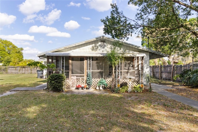 658, 660, 662 24th St NW, Winter Haven, FL 33880 - view of front of house with a sunroom, fence, and a front yard