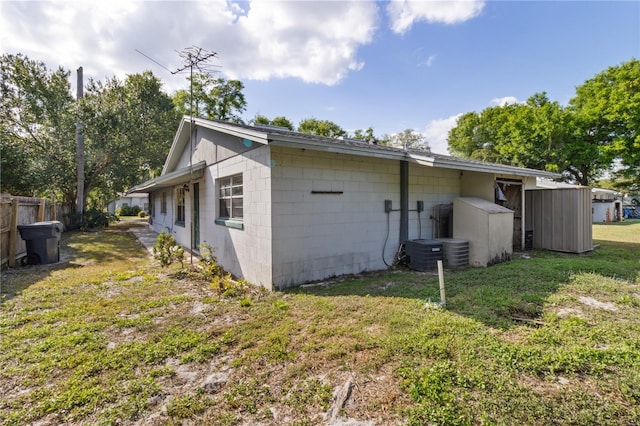658, 660, 662 24th St NW, Winter Haven, FL 33880 - view of side of property with a lawn, fence, and concrete block siding