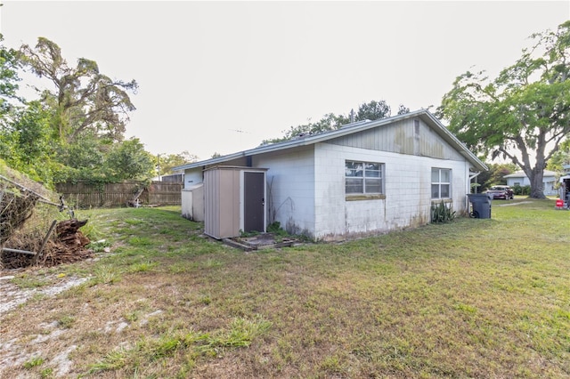 658, 660, 662 24th St NW, Winter Haven, FL 33880 - rear view of property featuring concrete block siding, fence, and a lawn