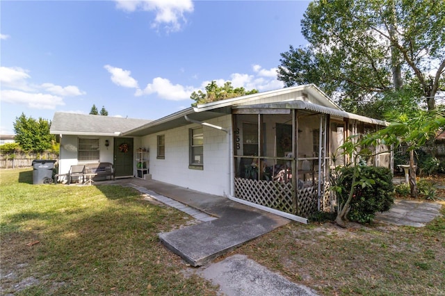658, 660, 662 24th St NW, Winter Haven, FL 33880 - ranch-style home with a front lawn, concrete block siding, and a sunroom