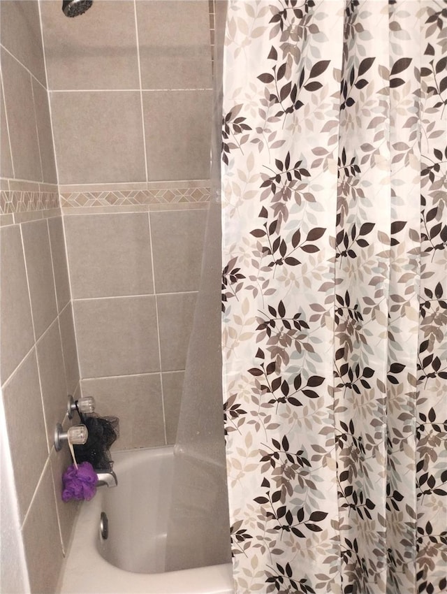1024 31st St NW, Winter Haven, FL 33881 - full bath featuring shower / tub combo with curtain