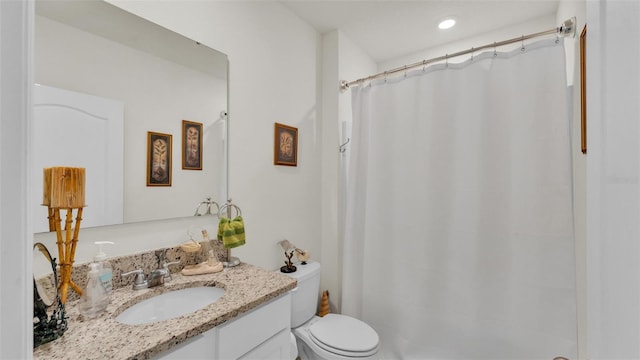 bathroom featuring a shower with curtain, recessed lighting, toilet, and vanity