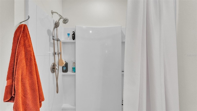 bathroom featuring a shower with shower curtain