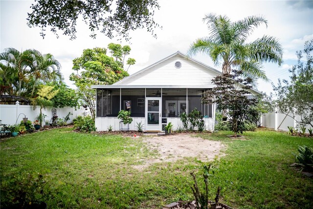 811 W Heron Pl, Winter Haven, FL 33884 - rear view of house featuring a sunroom and a fenced backyard