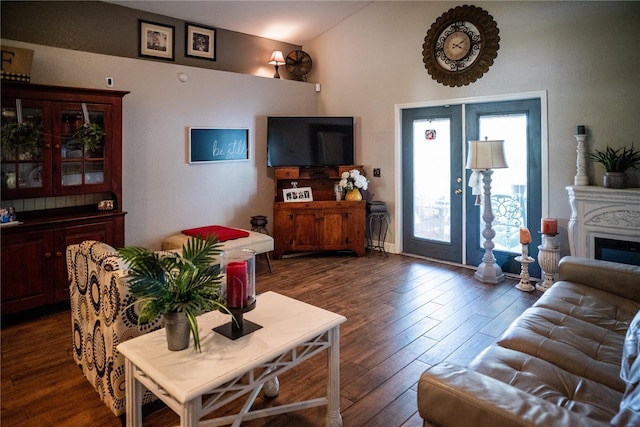 811 W Heron Pl, Winter Haven, FL 33884 - living room featuring dark wood-style flooring and vaulted ceiling
