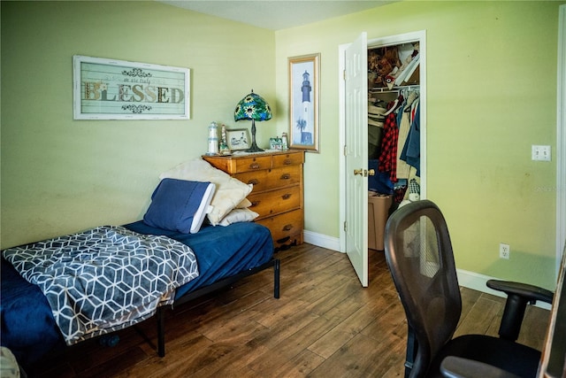 811 W Heron Pl, Winter Haven, FL 33884 - bedroom with wood finished floors, a closet, and a spacious closet