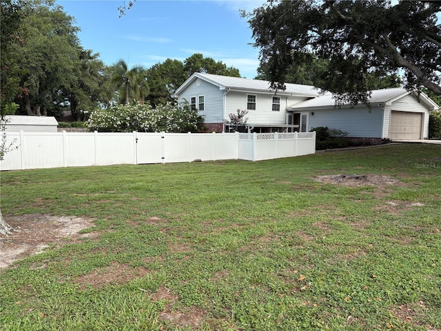 1135 Palace Pl, Lakeland, FL 33813 - view of yard with a garage