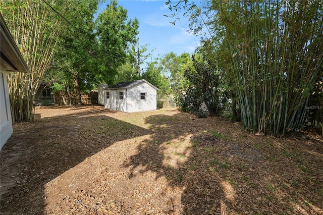 view of yard with an outbuilding