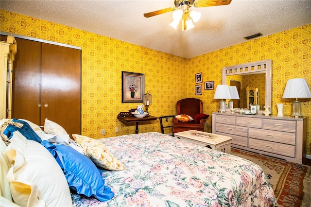 4101 N Forbes Rd, Plant City, FL 33565 - bedroom featuring a textured ceiling, wallpapered walls, a closet, a ceiling fan, and lofted ceiling