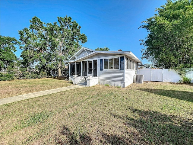 view of front of house with fence and a front lawn