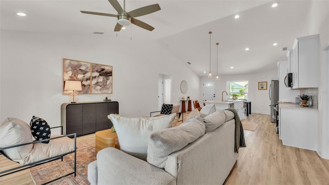 803 Allison Pl, Bartow, FL 33830 - living area featuring light wood finished floors, a ceiling fan, vaulted ceiling, and recessed lighting