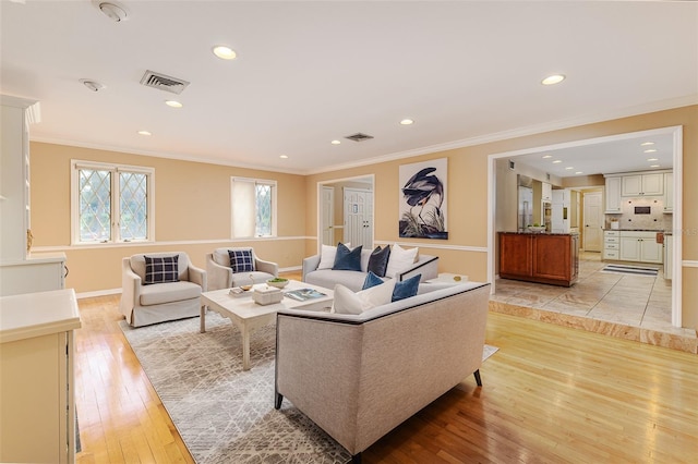 3906 Canyon Lake Pt, Lakeland, FL 33813 - living room featuring a wealth of natural light, light wood-type flooring, visible vents, and recessed lighting