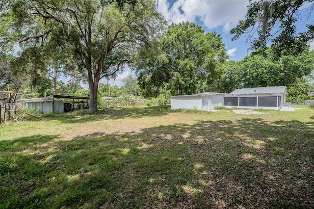 view of yard with an outbuilding