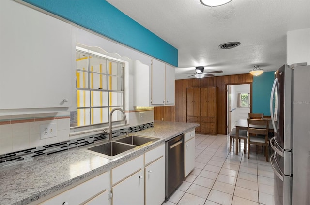 kitchen featuring a sink, visible vents, tasteful backsplash, and stainless steel appliances