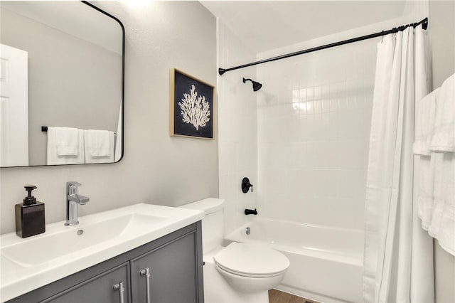 13032 Cumberland Dr, Largo, FL 33773 - full bath featuring shower / tub combo with curtain, toilet, and vanity