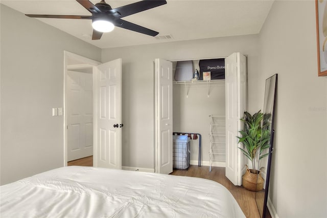 13032 Cumberland Dr, Largo, FL 33773 - bedroom featuring visible vents, baseboards, wood finished floors, a closet, and ceiling fan