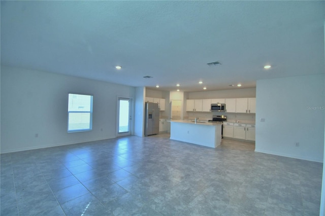 unfurnished living room featuring light tile patterned floors, baseboards, visible vents, and recessed lighting