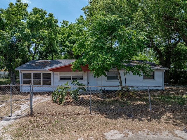 1720 Kendrick Ln, Lakeland, FL 33805 - view of front facade featuring a fenced front yard
