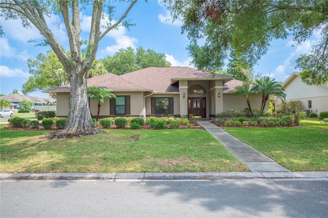 view of front of property featuring stucco siding and a front yard