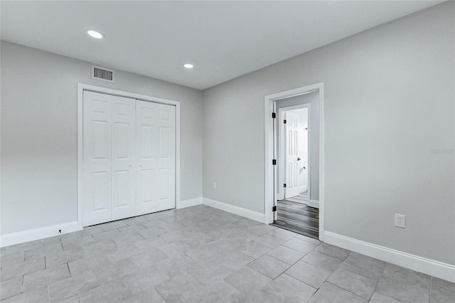 unfurnished bedroom featuring recessed lighting, a closet, visible vents, and baseboards
