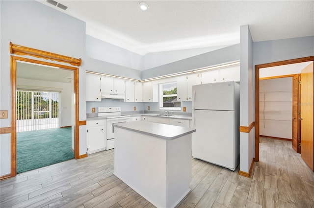 3226 Cherry Hill Cir S, Lakeland, FL 33810 - kitchen featuring visible vents, a sink, lofted ceiling, under cabinet range hood, and white appliances
