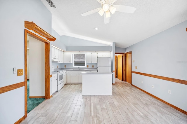 3226 Cherry Hill Cir S, Lakeland, FL 33810 - kitchen featuring visible vents, white appliances, a ceiling fan, light wood-style flooring, and vaulted ceiling