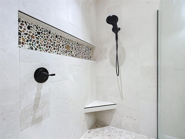bathroom featuring a tile shower