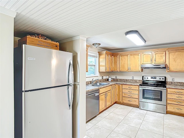 737 Kensington St, Lakeland, FL 33803 - kitchen featuring a sink, stainless steel appliances, under cabinet range hood, light tile patterned floors, and crown molding