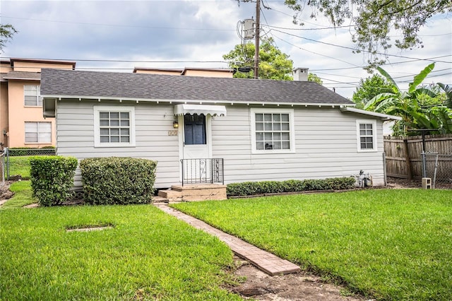 422 E Belmar St, Lakeland, FL 33803 - view of front facade featuring a front yard, fence, and roof with shingles