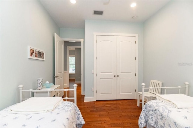 bedroom featuring recessed lighting, visible vents, wood finished floors, and a closet