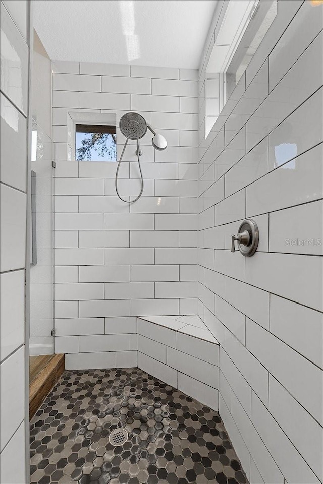 bathroom featuring a tile shower