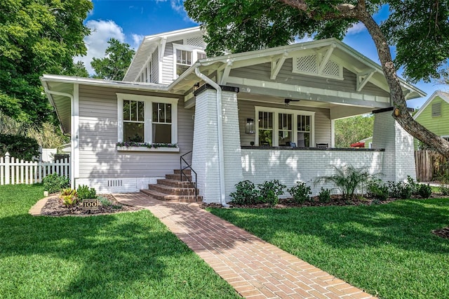 746 Mississippi Ave, Lakeland, FL 33801 - view of front facade featuring fence, a porch, and a front lawn