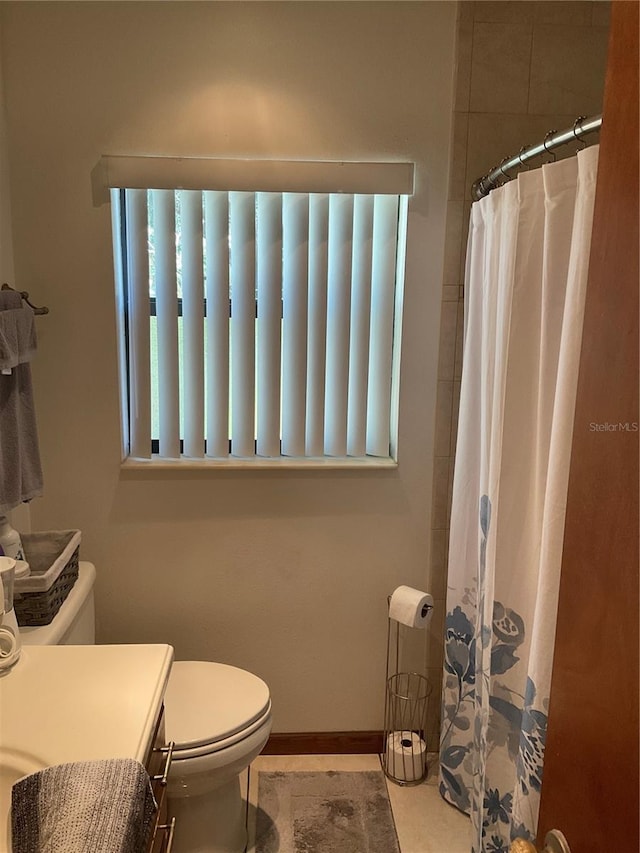 427 Longfellow Blvd, Lakeland, FL 33801 - bathroom with a shower with curtain, vanity, toilet, and a wealth of natural light