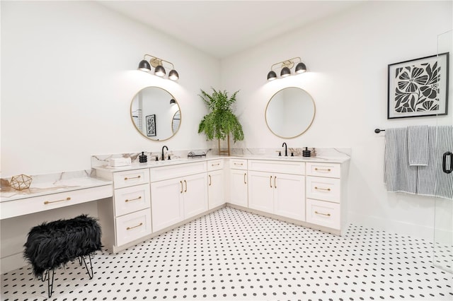 527 W Park St, Lakeland, FL 33803 - bathroom featuring double vanity