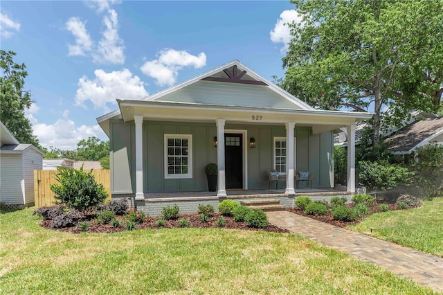 527 W Park St, Lakeland, FL 33803 - bungalow featuring board and batten siding and a porch