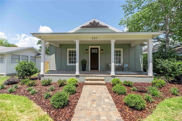 527 W Park St, Lakeland, FL 33803 - bungalow-style house featuring board and batten siding and covered porch