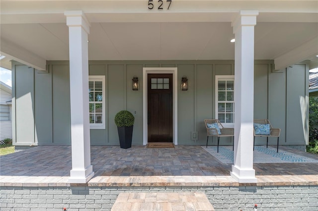527 W Park St, Lakeland, FL 33803 - doorway to property featuring board and batten siding