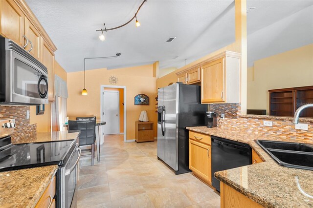 kitchen with visible vents, decorative backsplash, light brown cabinets, a sink, and stainless steel appliances