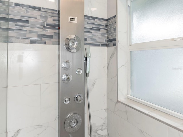 502 Duchess Dr, Lakeland, FL 33803 - bathroom with a tile shower