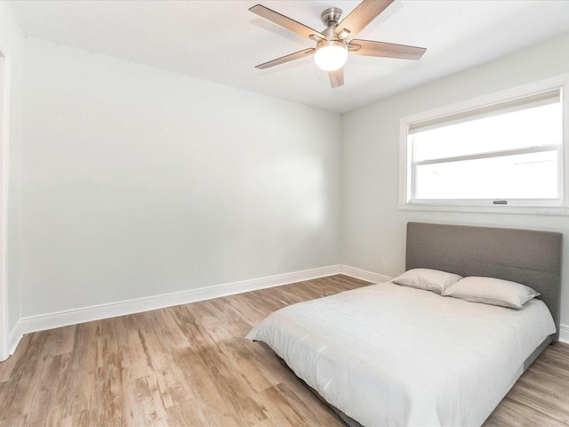 502 Duchess Dr, Lakeland, FL 33803 - bedroom with light wood-style floors, baseboards, and ceiling fan