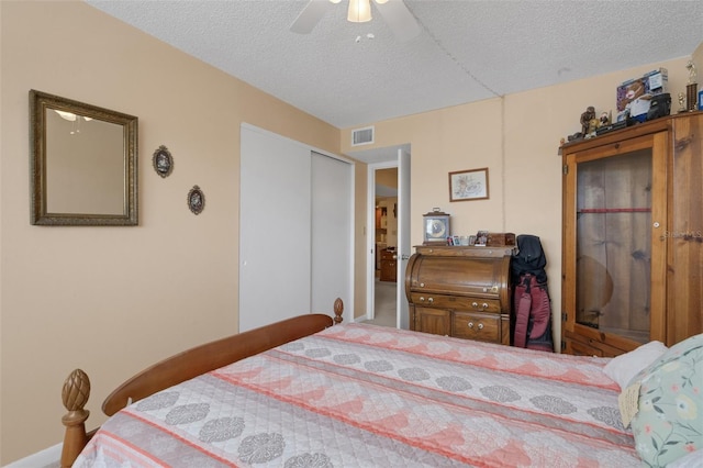 1130 N Lake Parker Ave Unit C321, Lakeland, FL 33805 - bedroom featuring ceiling fan, a closet, a textured ceiling, and visible vents