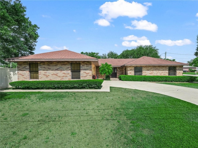 3002 Helms Dr, Auburndale, FL 33823 - ranch-style home featuring a front lawn and brick siding