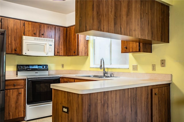 4976 Pleasant Hollow Trl, Lakeland, FL 33811 - kitchen featuring a sink, a peninsula, white microwave, light countertops, and electric stove