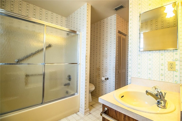 4976 Pleasant Hollow Trl, Lakeland, FL 33811 - full bath with visible vents, vanity, combined bath / shower with glass door, toilet, and wallpapered walls