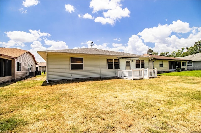 4976 Pleasant Hollow Trl, Lakeland, FL 33811 - back of house featuring a lawn